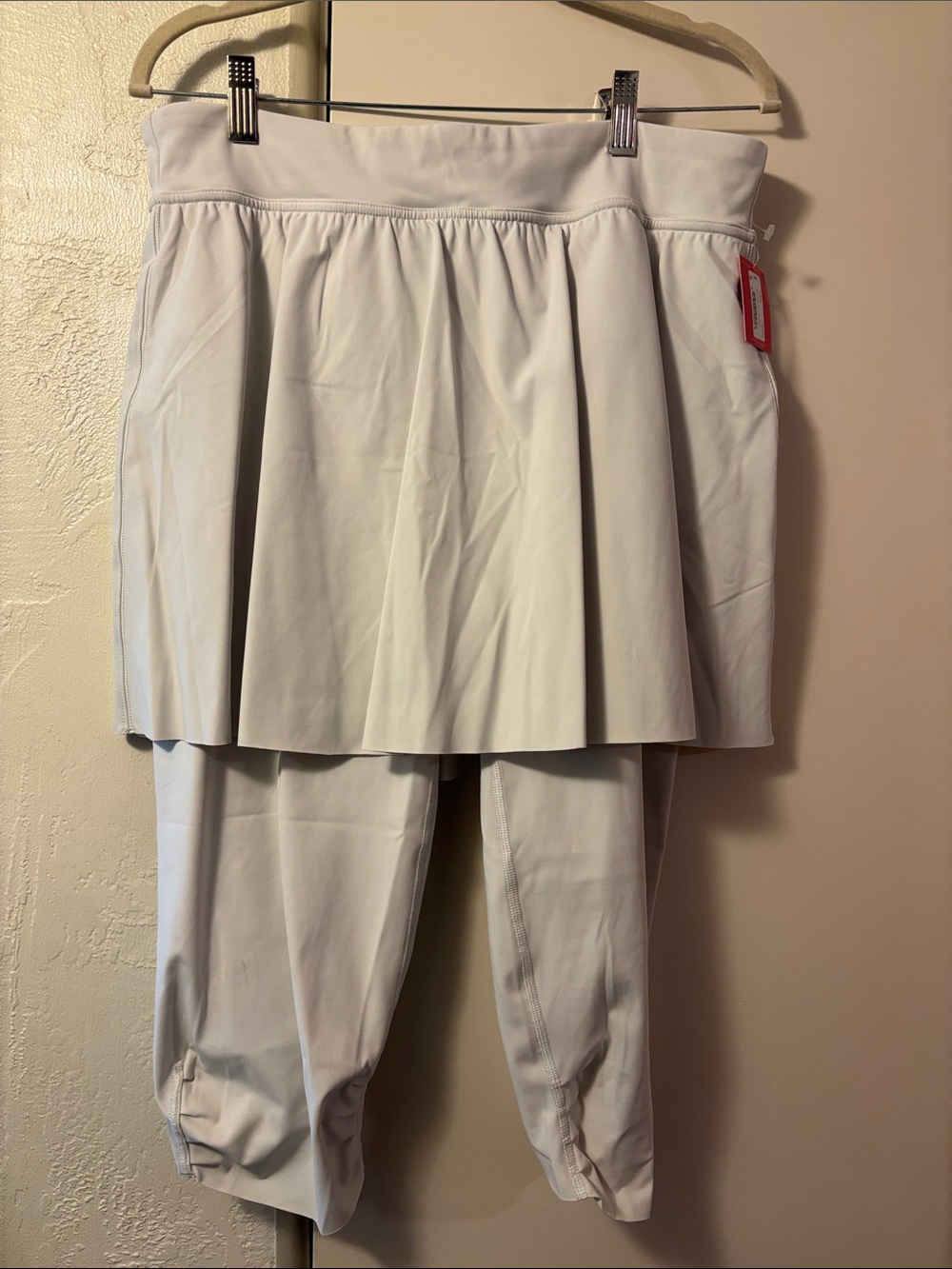 NWT - SPANX Women Whitecloud Booty Boost Skirt around knee - Leggings